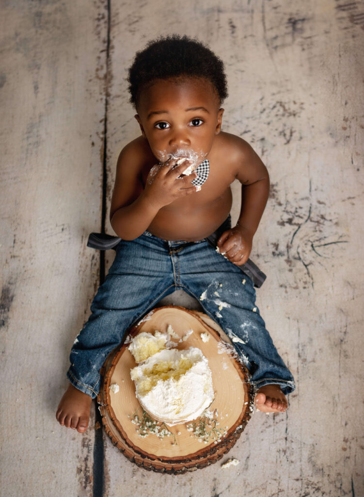 one year old boy eating cake at his leesburg va vake smash photo session